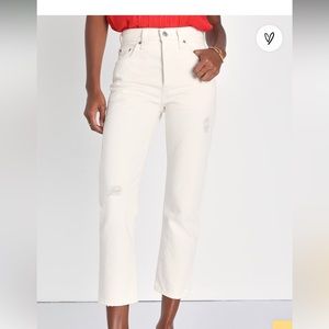 Levi’s straight leg jean in a cream/ivory color!